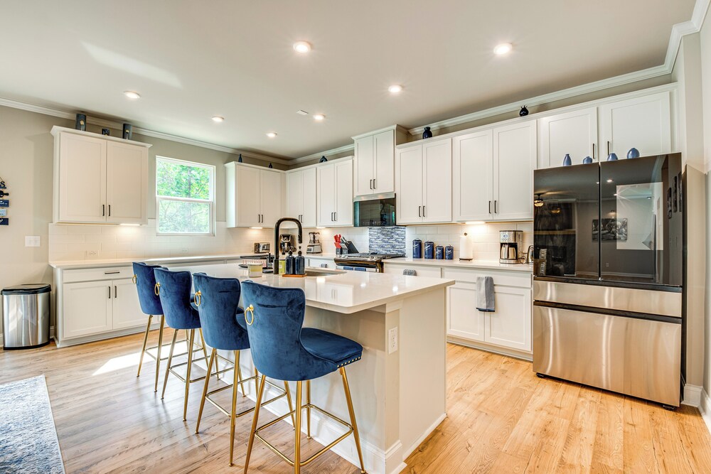 11 Mi to Dtwn: Luxe Atlanta Retreat w/ Deck & Yard