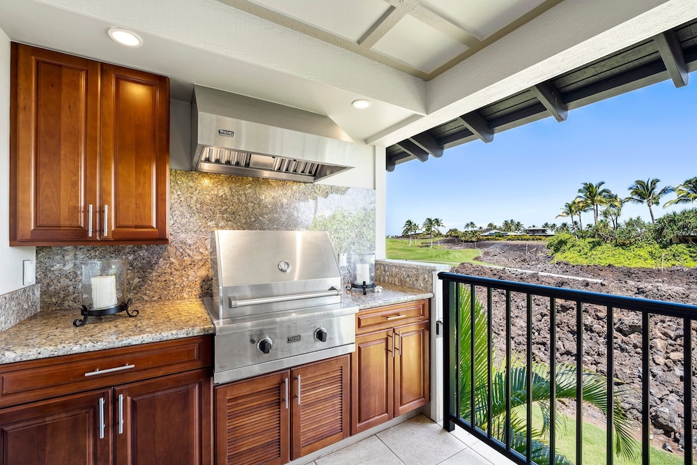 Ocean & Mountain Views - 2BR With Loft, 4 Beds - Relax in Luxury - Vrkcv