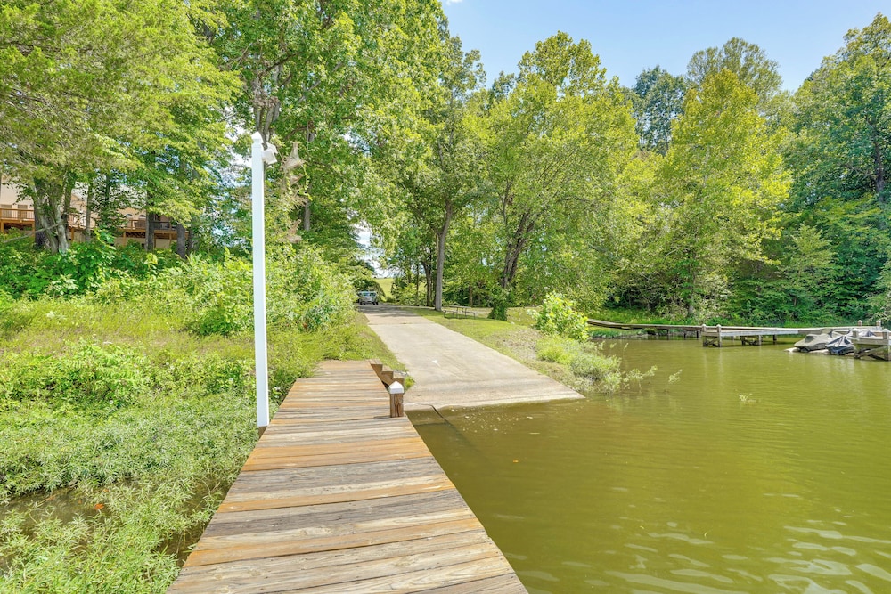 5 Mi to Lake Anna State Park: Modern Family Home!