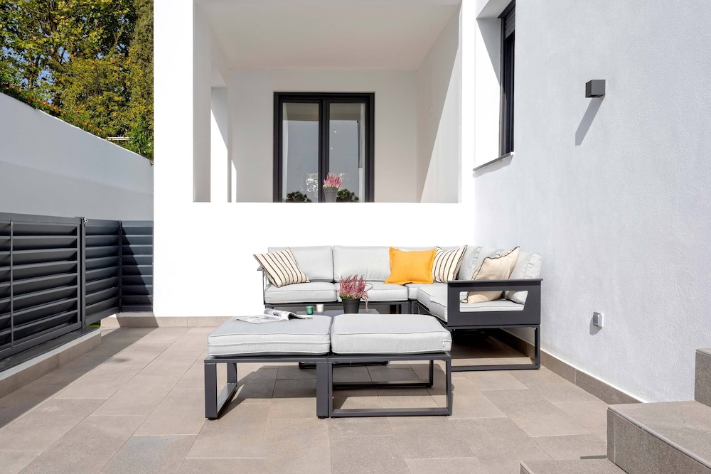 Beautiful 1 bd With 2 Private Terraces Pool and Parking Arruzafa III