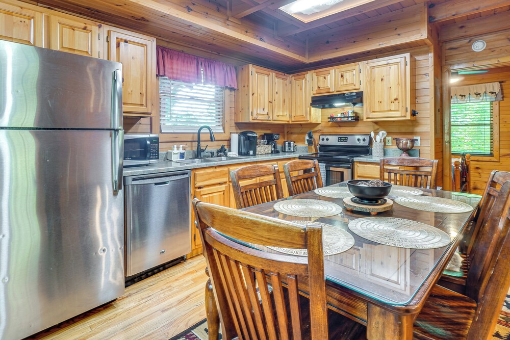 5 Mi to Gsmnp: Cabin w/ Hot Tub & Game Area