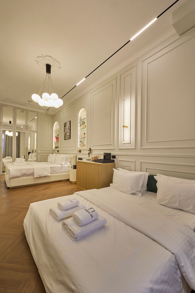 Ermou 99 Intelligent Private Suites