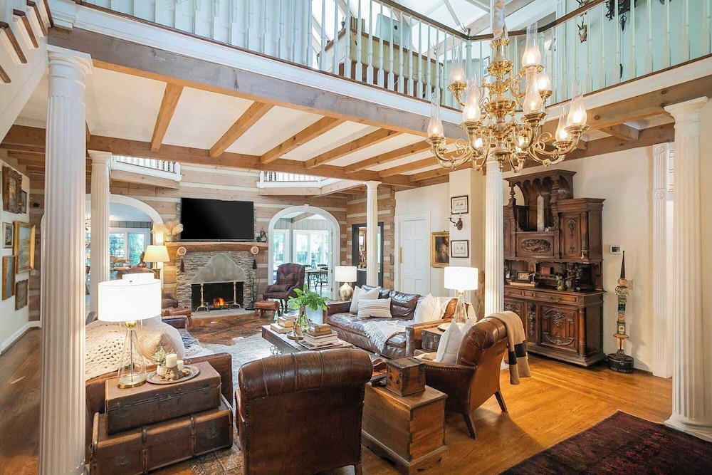 35 Acre Villa w/ Pool, Spa, Wine Cellar & Gym + Near Golf Club La Pearla Ranch by Avantstay