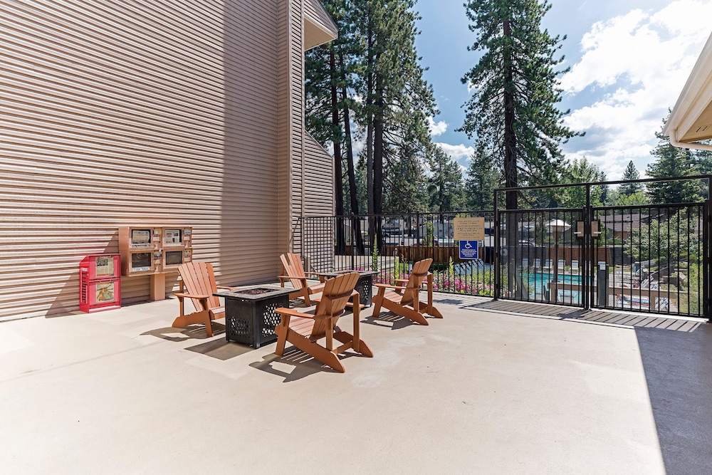 Lakeland Village - Walk to the Beaches of Lake Tahoe!