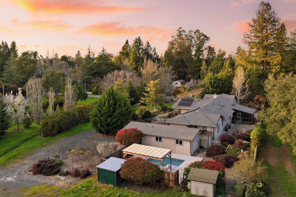 Pool + Hot Tub + Firepit + Game Room Minutes From Sebastopol & Russian River Baker Lane Retreat