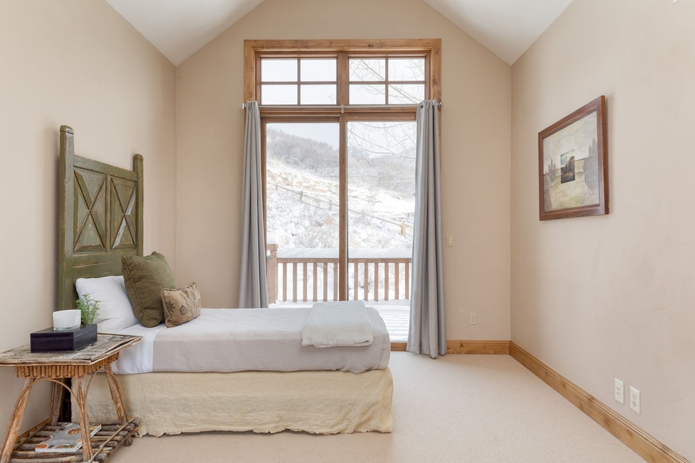 Telemark Luxury Retreat by Avantstay Stunning Views w Hot Tub Theatre Room and Pool Table