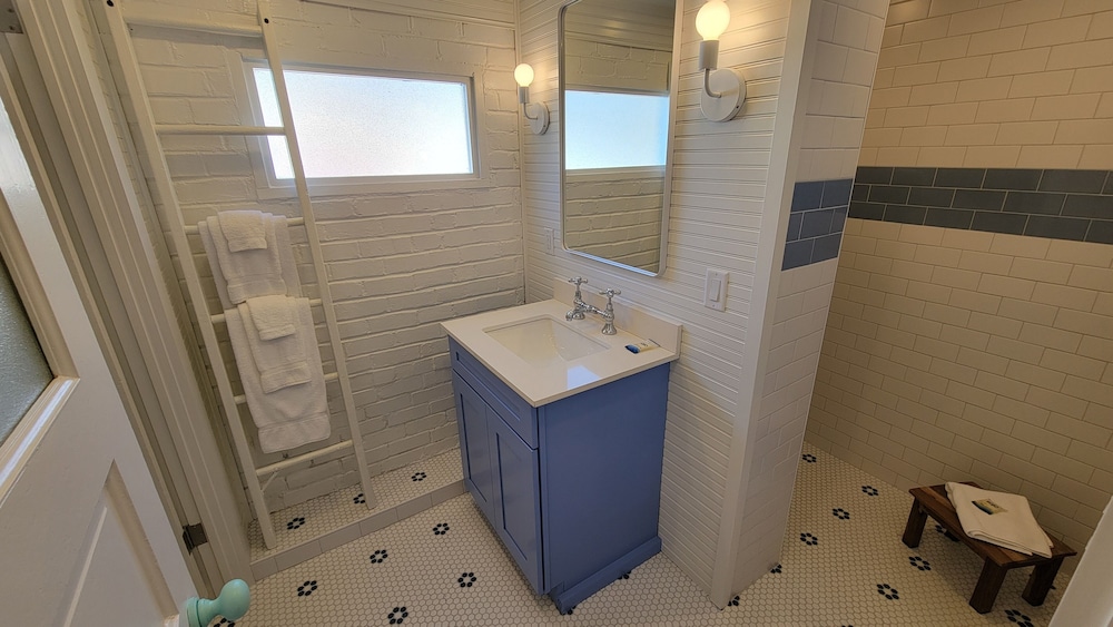 Twelve Palms Cottage by Tybee Vacation Rentals