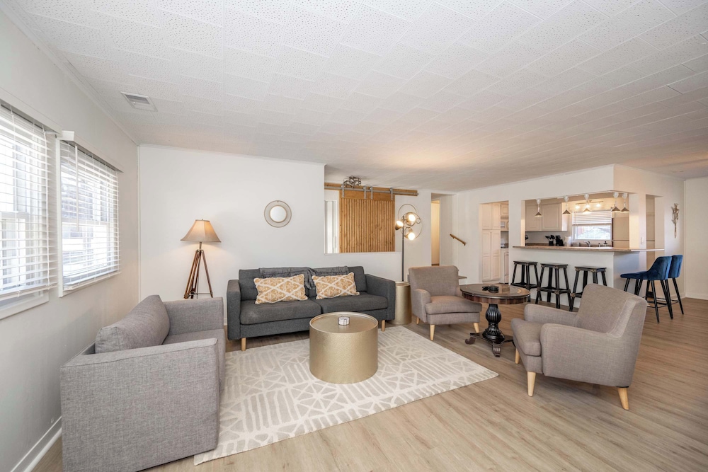 The Grand Elm Suites Sleeps 10