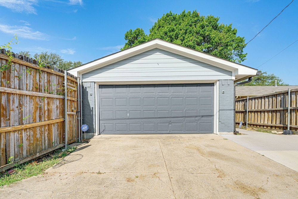 Texas Home w/ Yard: 2 Mi to Prairie Creek Park view 3