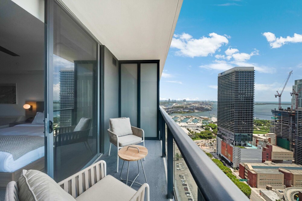 Bellini Breeze - Cozy Central Miami Pool and Gym