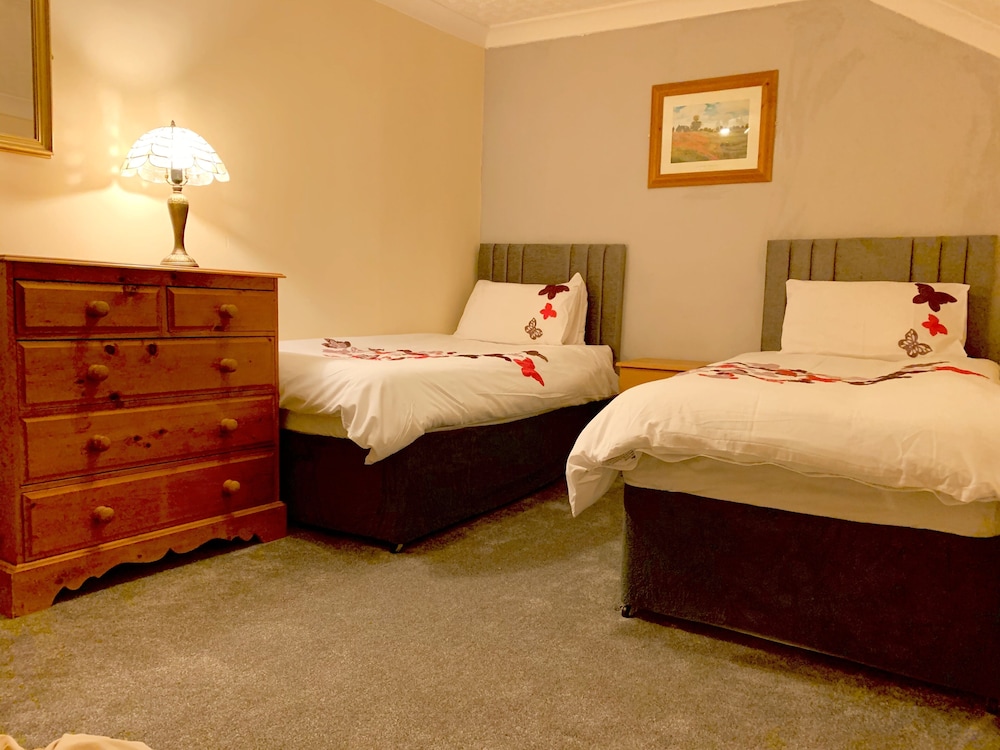 Sleeps 8 Snowdonia North Wales Nr Zip World view 2