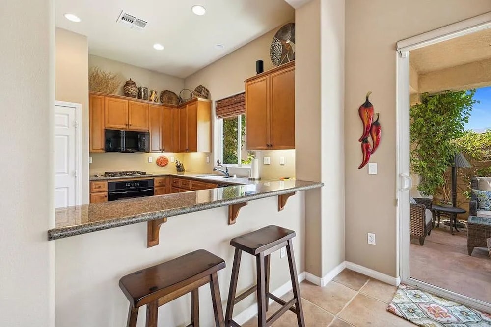 Stylish 2BR w Spa Patio