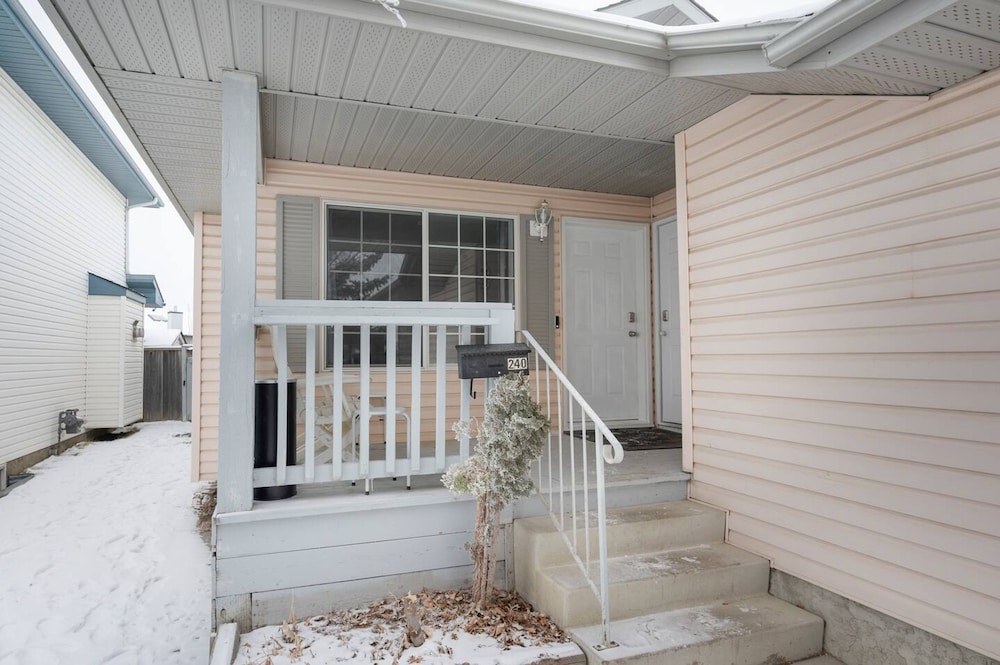 240 Spacious Modern Home w AC