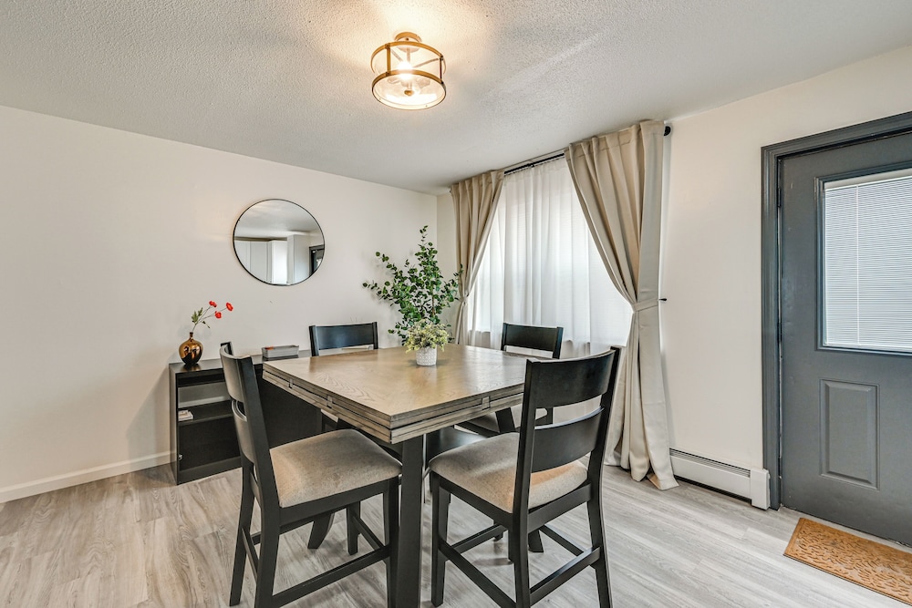 Townhome 1 Mi to Colt Park & Industrial District!