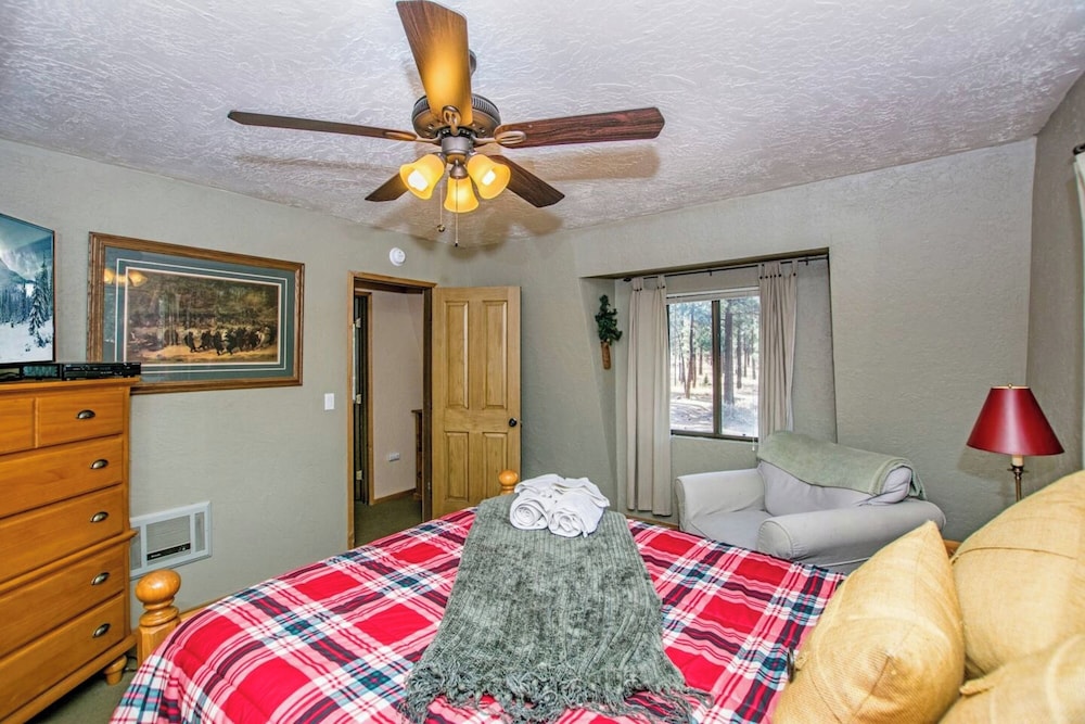 88 Acres Cottage in Big Bear w HotTub