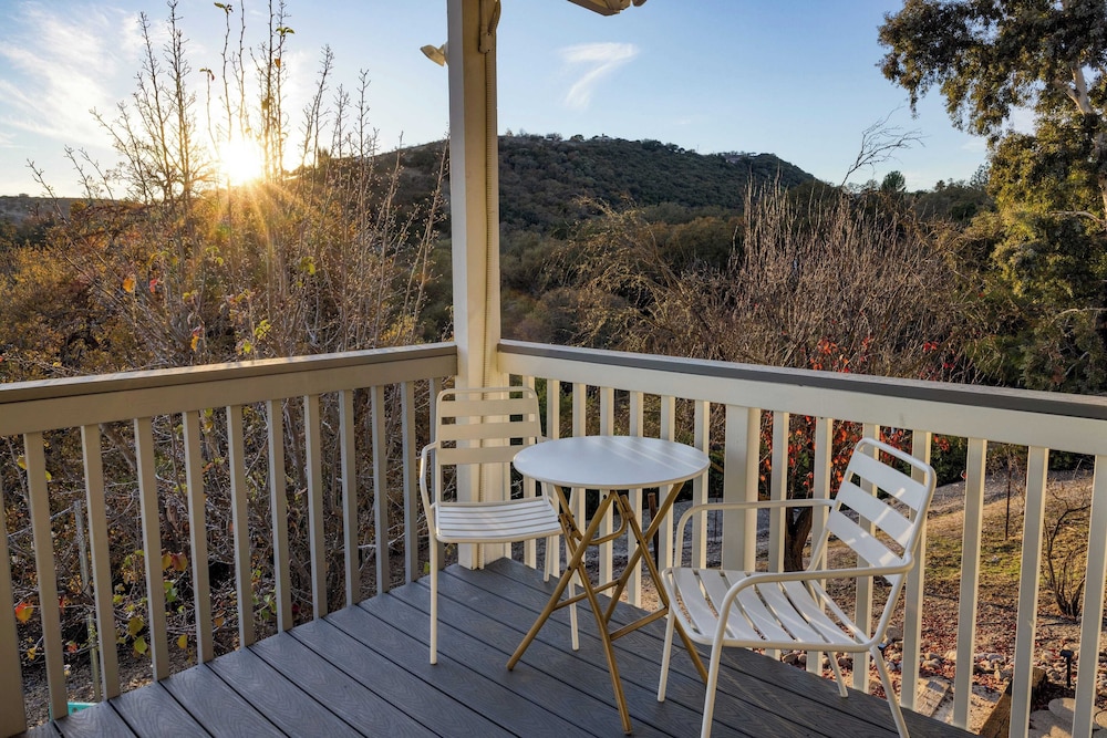 Terrace Hill Modern Paso Robles Escape Near Wineries, Dining, and Hot Springs