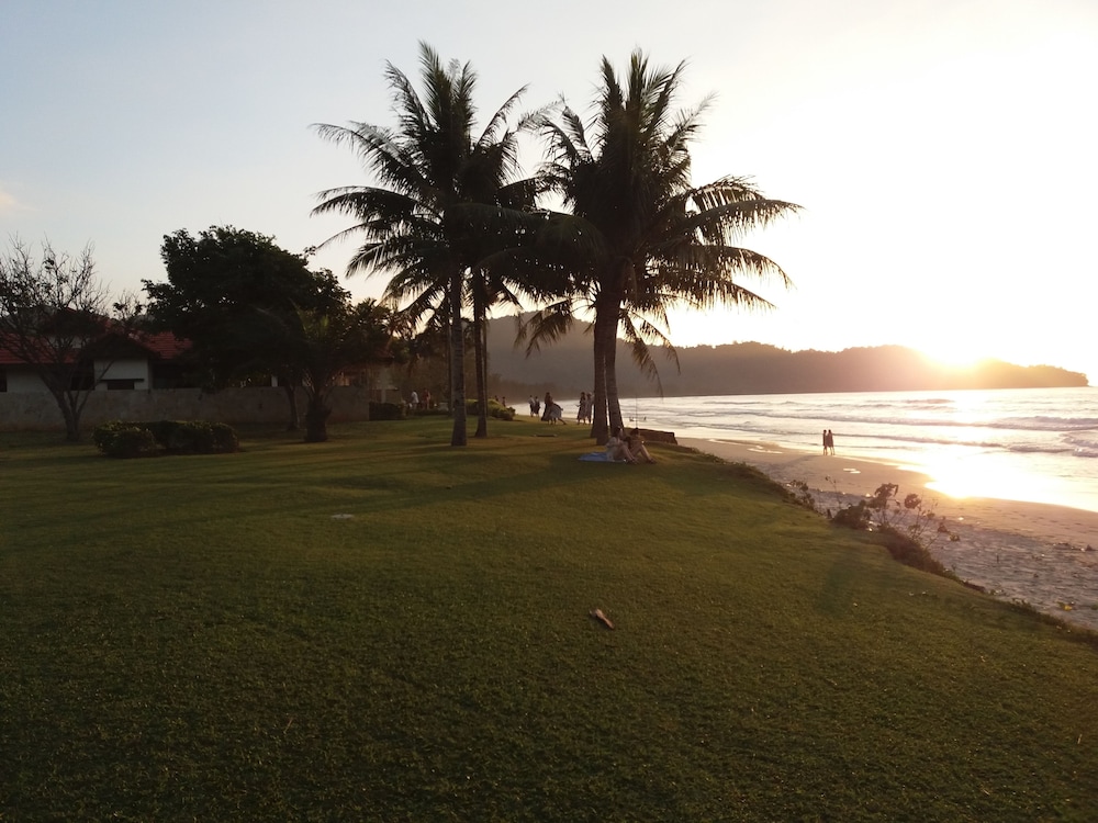 Sunset Seaview Beach Villas & Spa Suites at Nexus Karambunai