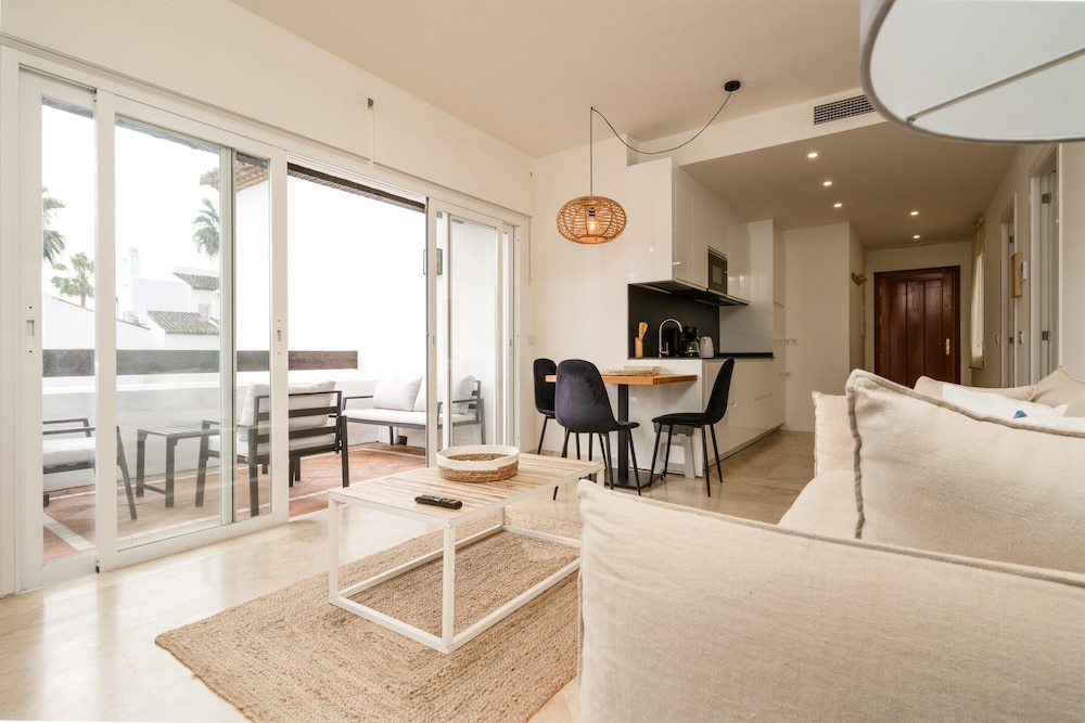 Cozy Garden Apartment by Sea