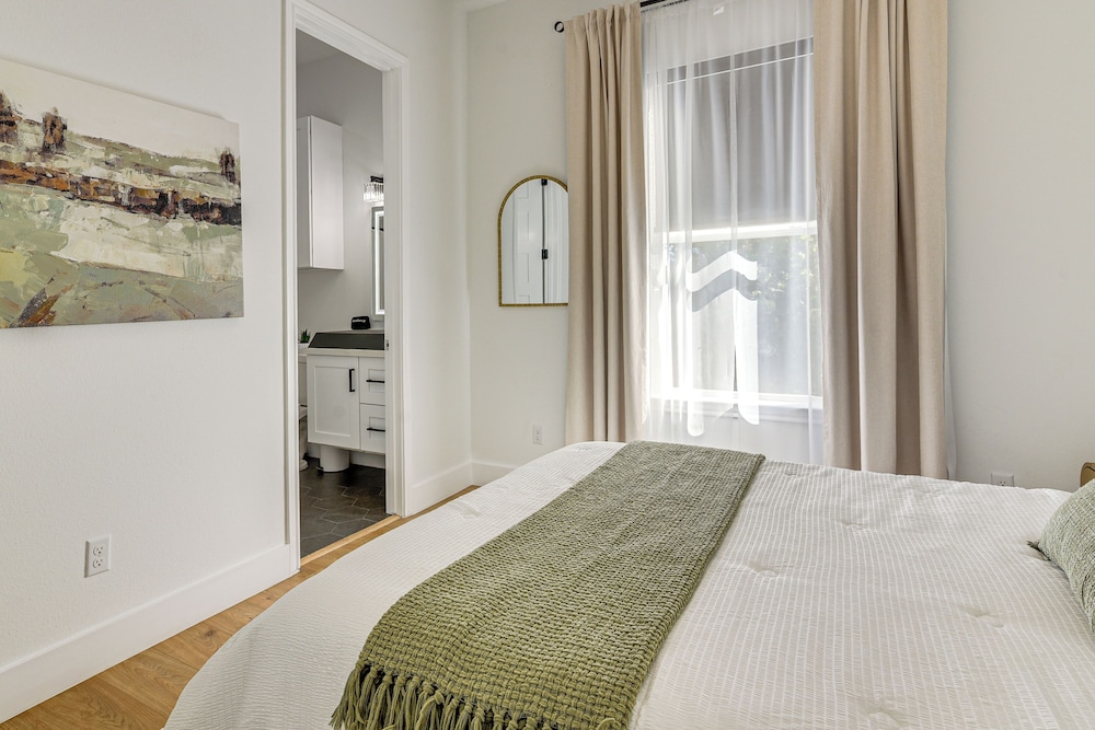 2 Mi to Dtwn Houston: Stylish Retreat w/ Balcony