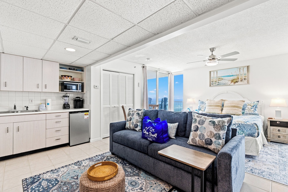 Coastal Hideaway: Cozy Beachfront Studio Sleeps 4 With Stunning Views!
