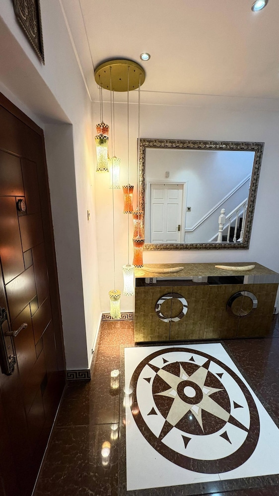 Luxurious West London Retreat With Hot Tubs & Easy Access to Central London