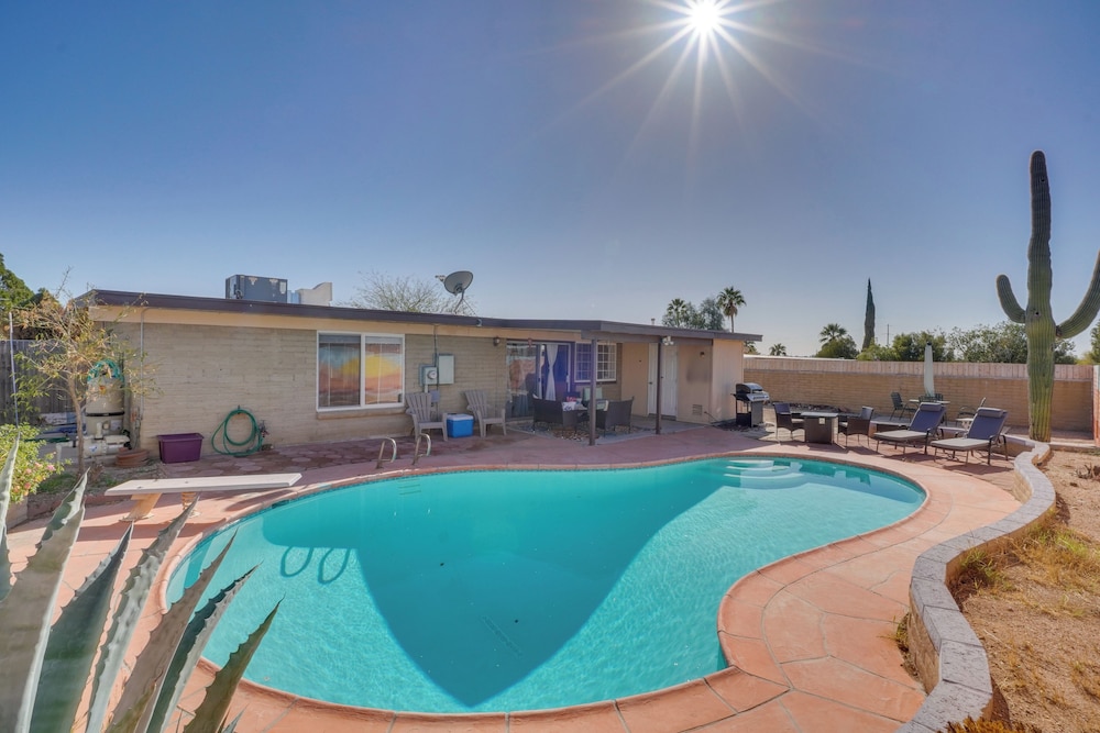 5 Mi to Saguaro National Park: Desert Gem w/ Pool!