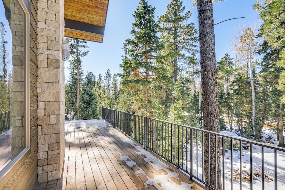 Near Lakes & Trails: Cabin in Duck Creek Village!