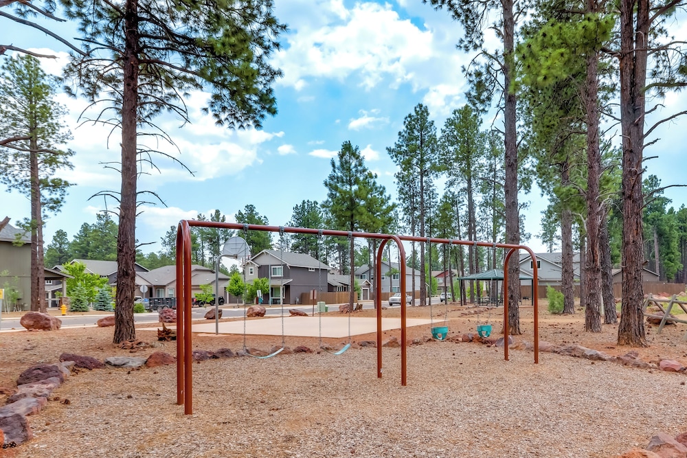 Walk to Flagstaff Urban Trails System: Cozy Home