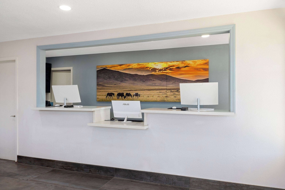 Days Inn by Wyndham Bakersfield