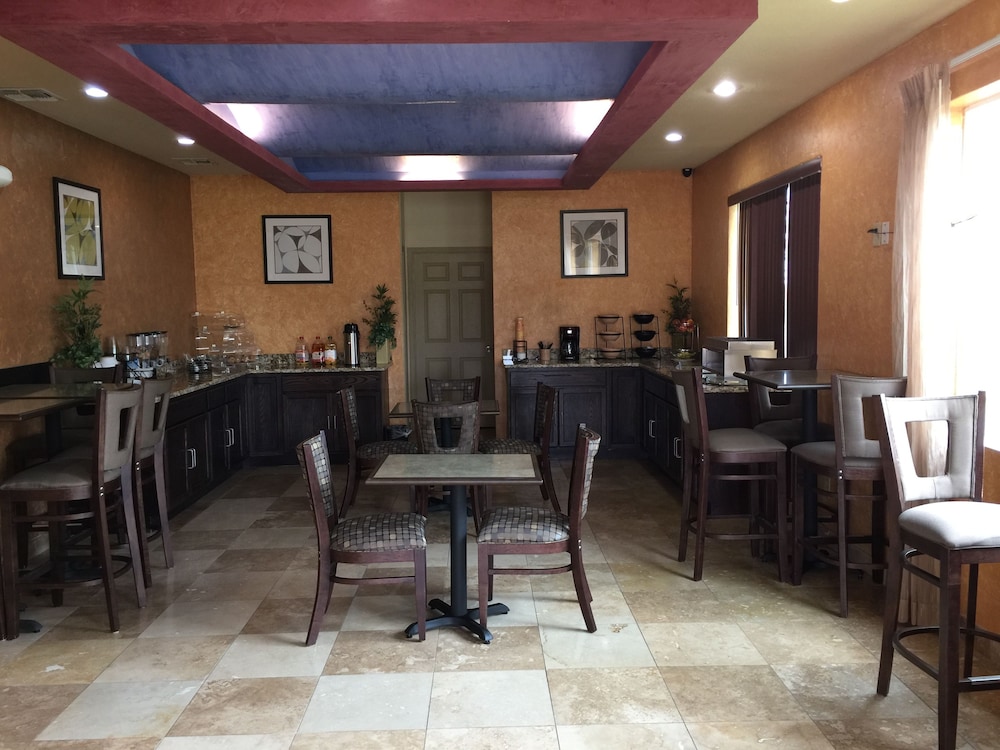 Pearsall Inn & Suites