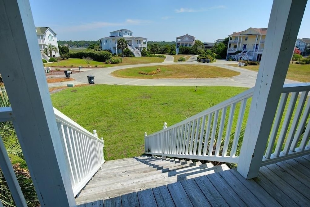 Long Grass 5 Bedroom Home by RedAwning