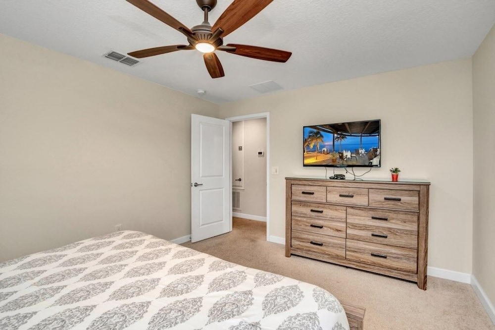 Amazing Story Lake Town Home Sleeps 11 5 Bedroom Townhouse by Redawning - Image 2