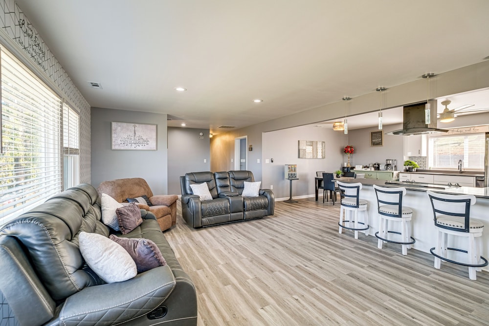 5 Mi to Dtwn: Family-friendly Home in Roanoke!