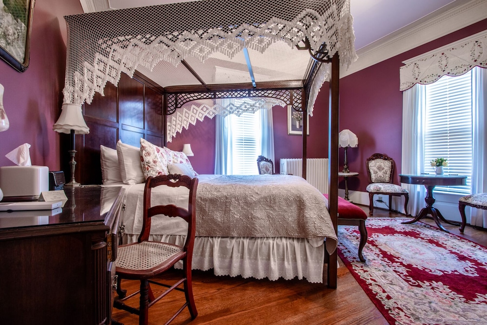 The Oaks Victorian Inn