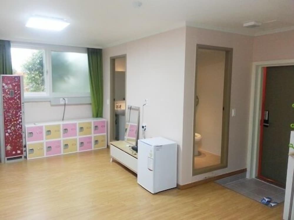 Jeju R Hotel & Guest House - Hostel