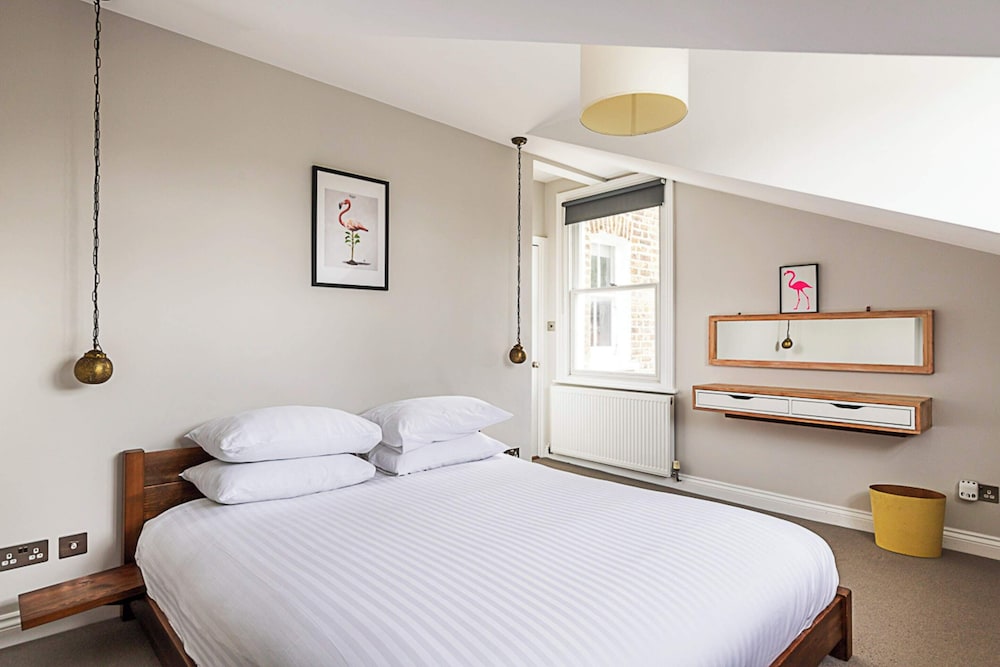 Rustic and Contemporary Haven in Brixton