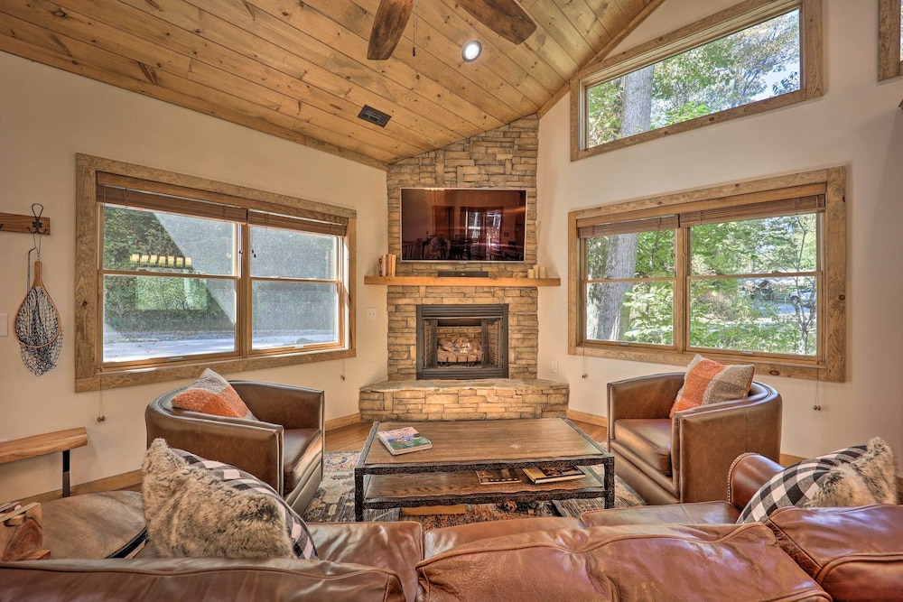 Treetop Cabin w/ Hot Tub, Near Appalachian Ski