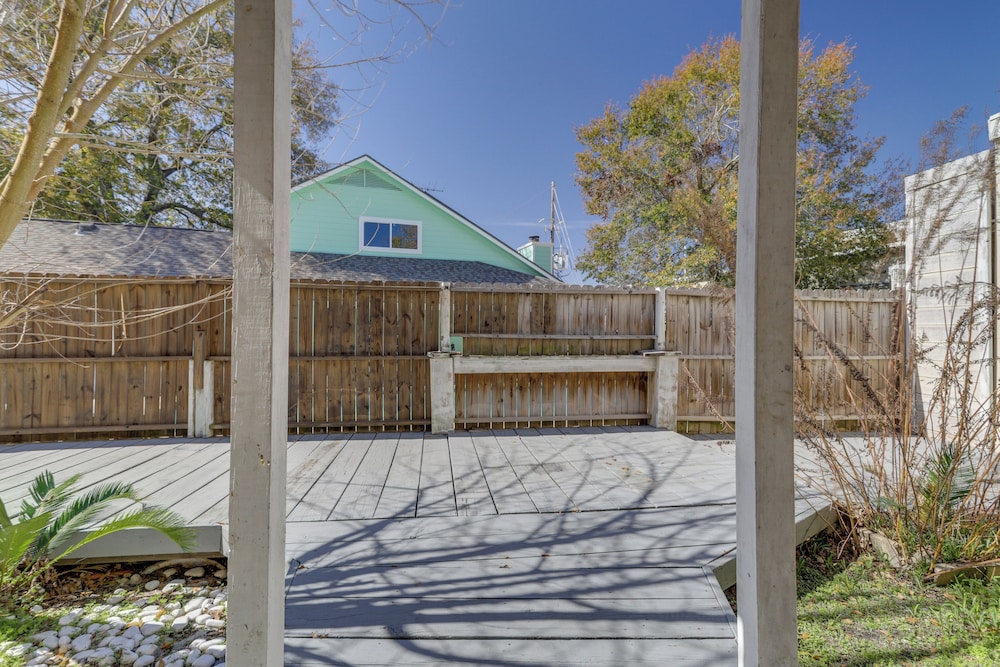Pool Table & Patio w/ Bar: Spacious Houston Gem!