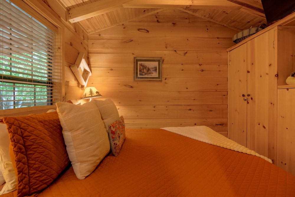 Cozy Bear 1 Bedroom Cabin