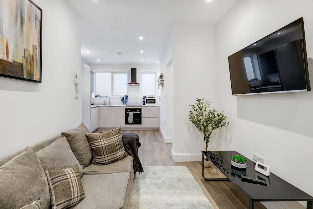 West Hendon Apt with Parking 03