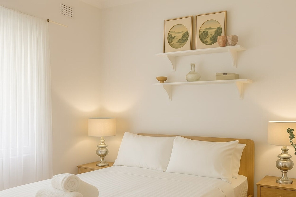 Sunlit Coastal Retreat Close to Cafes and Beach