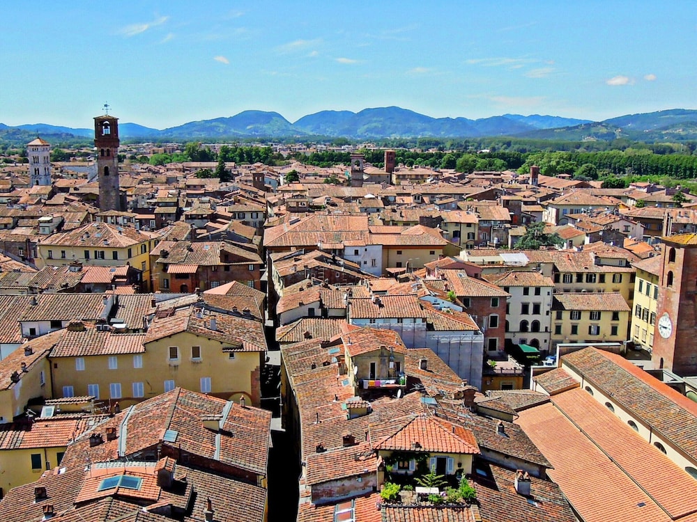 Apartment in the Historic Center of Lucca view 4