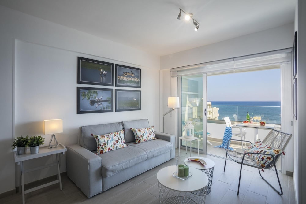 Mackenzie Zoe Seafront Suite view 3