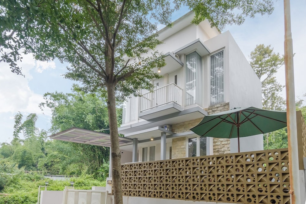 Calma Edelweiss Villa Lawang Malang