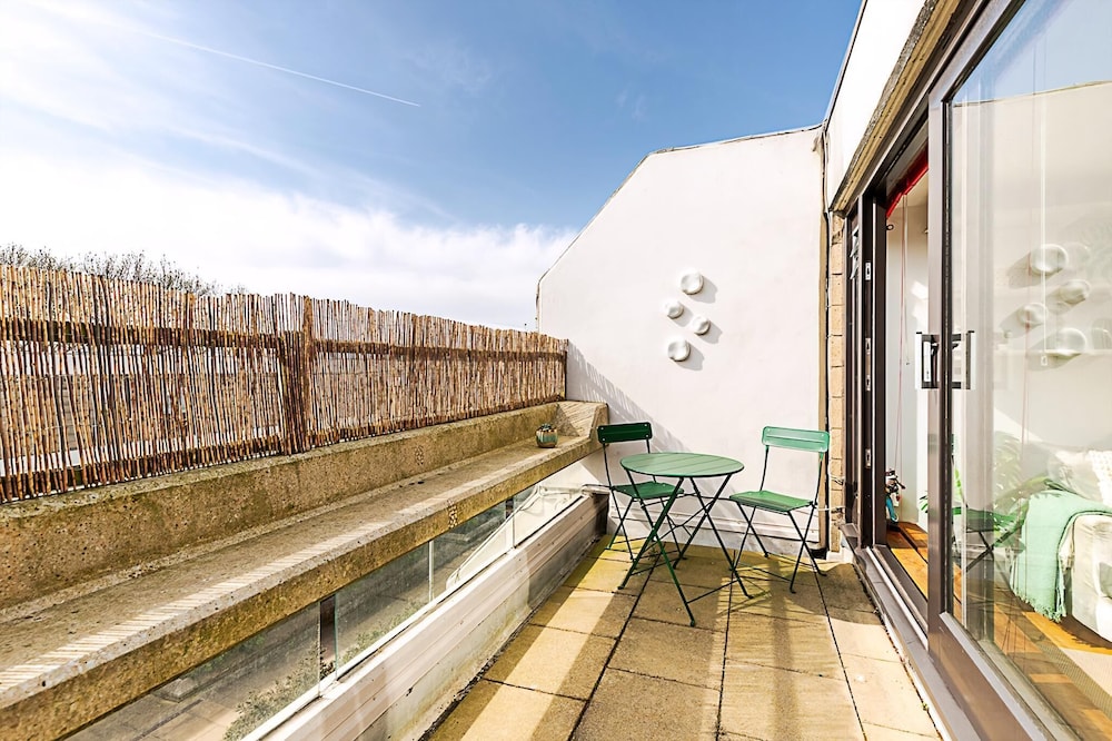 Bright Flat For 2 in Dartmouth Park