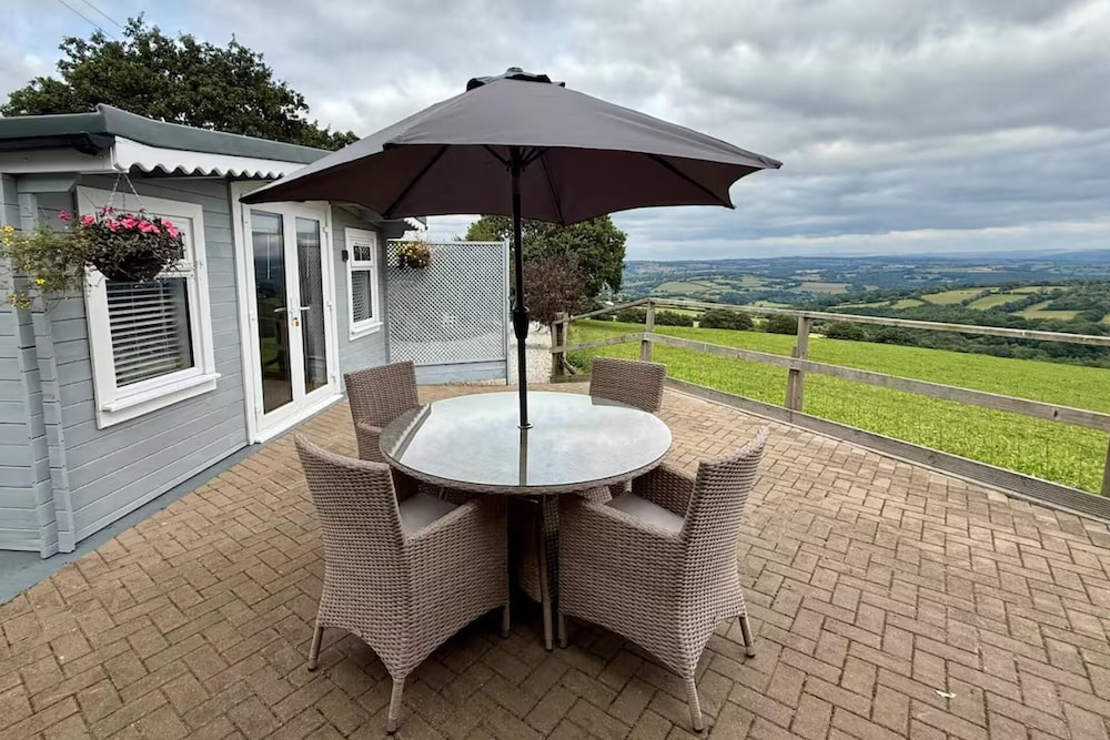 1 Bed Cabin-sleeps 2, Hot Tub, Garden, Pets, Views