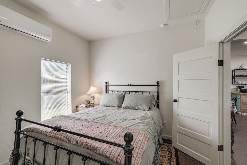 Walk to Historic Square: Jacksboro Home w/ Yard