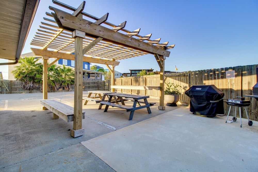 Steps to Sand: Breezy Port Aransas Condo!
