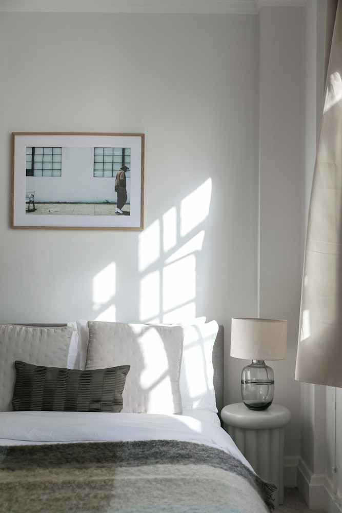 Beautifully Presented Centrally Located Studio apt