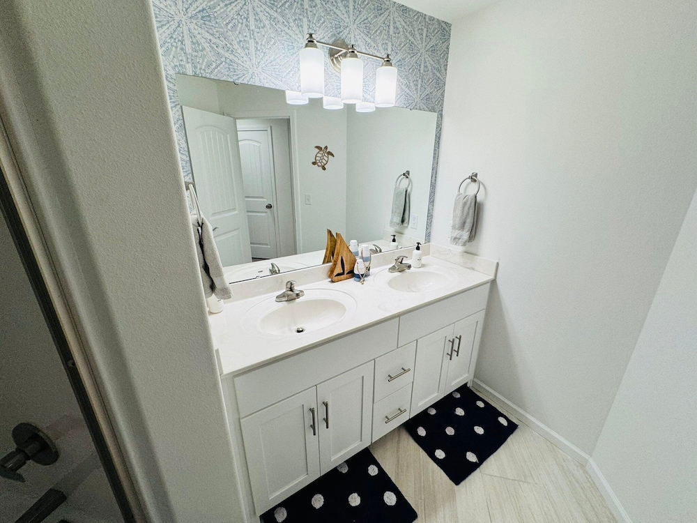 Central Location, Pool Access & Breathtaking Views